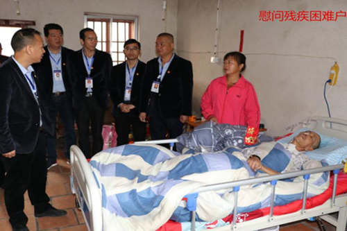 漳州雲平高速公路B1合同段黨支部與安厚鎮美峯村支部書記一同慰問殘疾困難戶